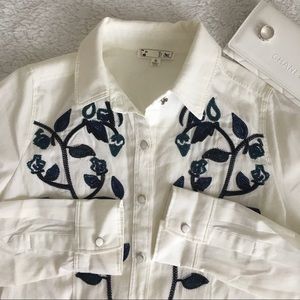 🌺Embroidered white top